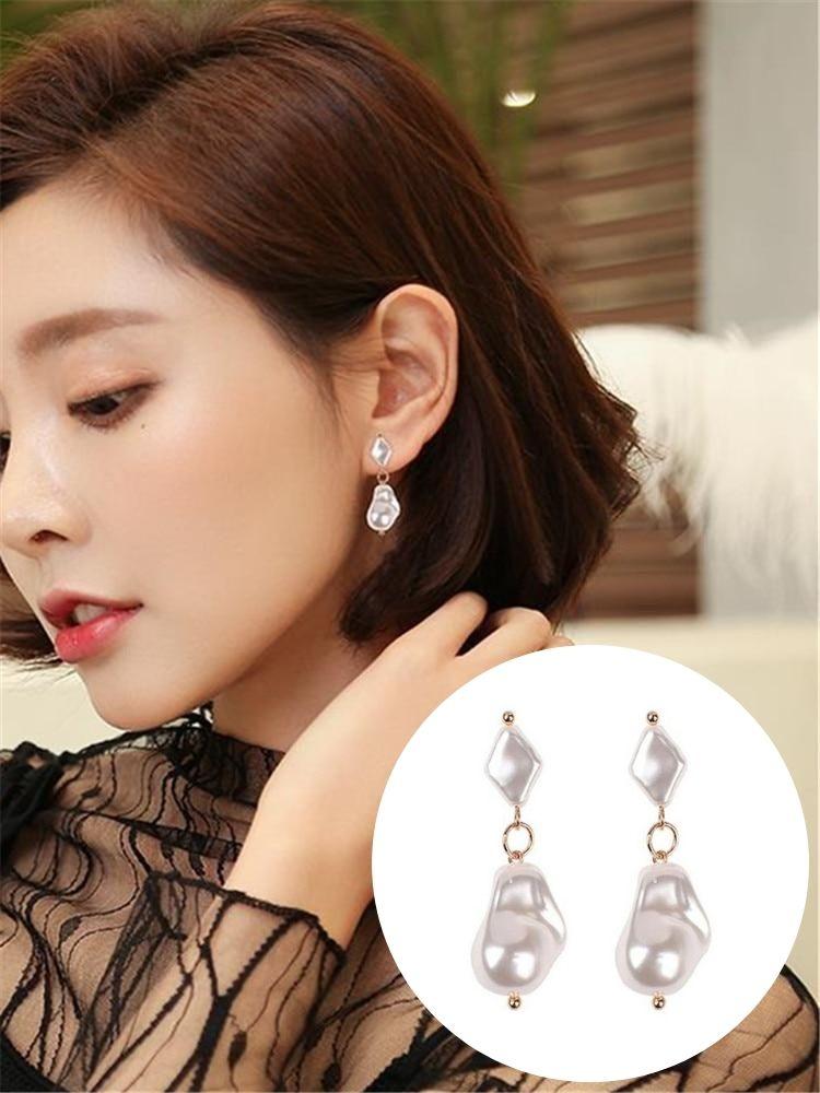 Genevie Freshwater Pearl Earrings